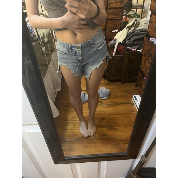 Sofia Jeans by Sofia Vergara Women's Ripped Jean Shorts Size 2 - Picture 4 of 4